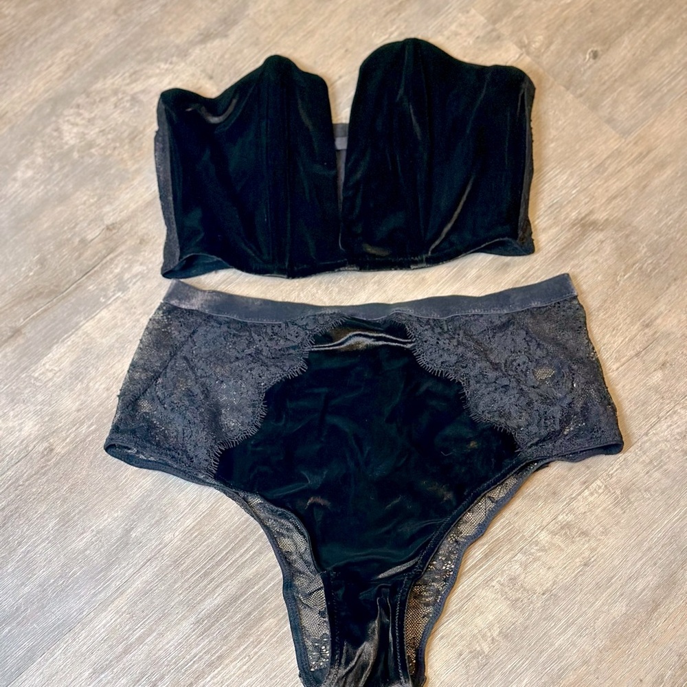 VS Dream Angels velvet bustier with matching high waist cheekys